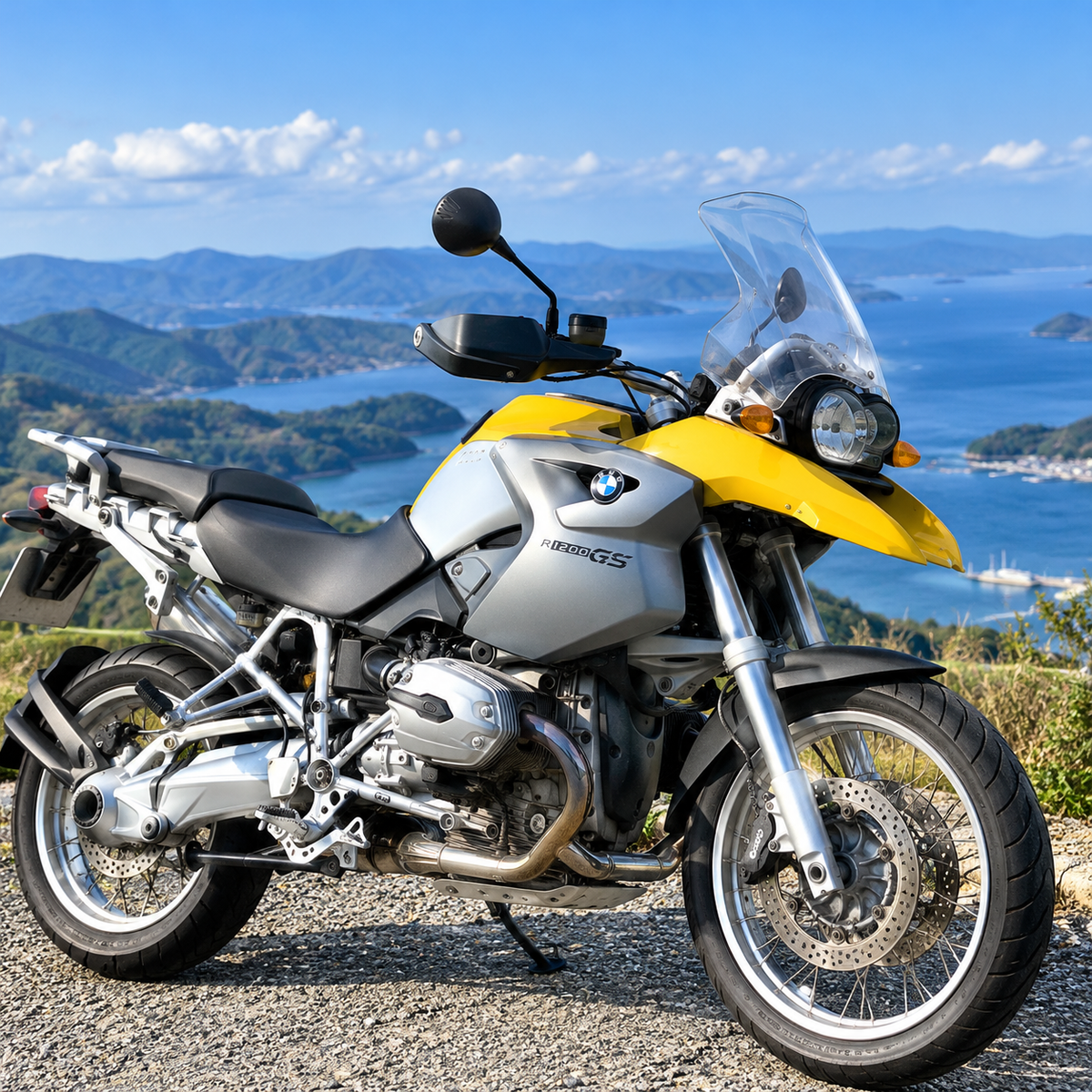 2004年型BMW R1200GSをイメージした生成画像。黄色いフロント部分とシルバーのサイドカバーの車両、海と山を背景にした正方形画像