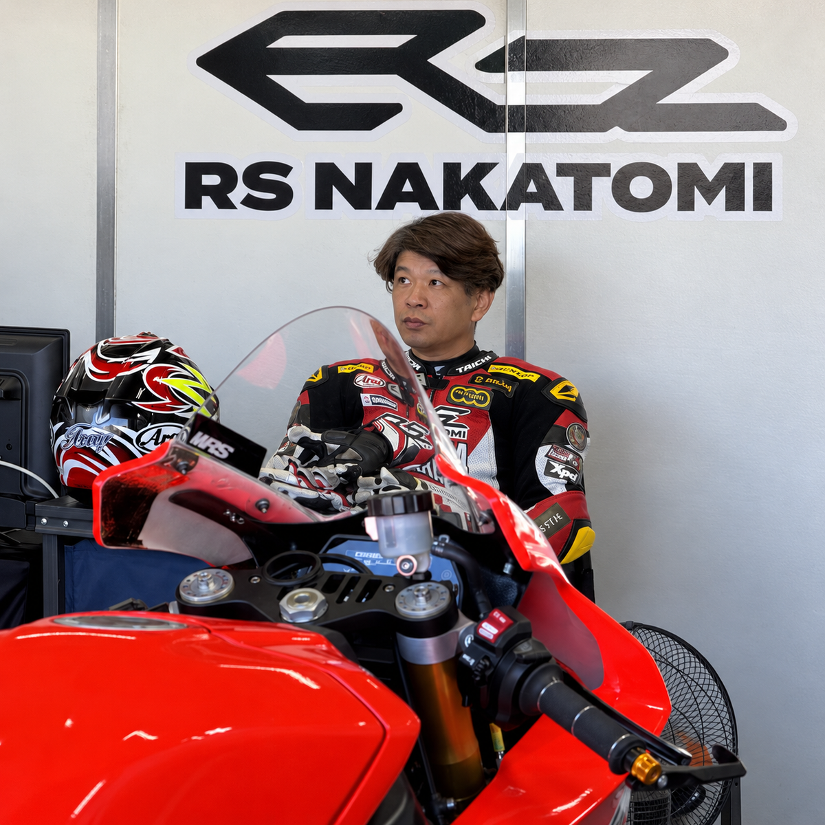 中冨伸一選手と赤いレーシングマシン
