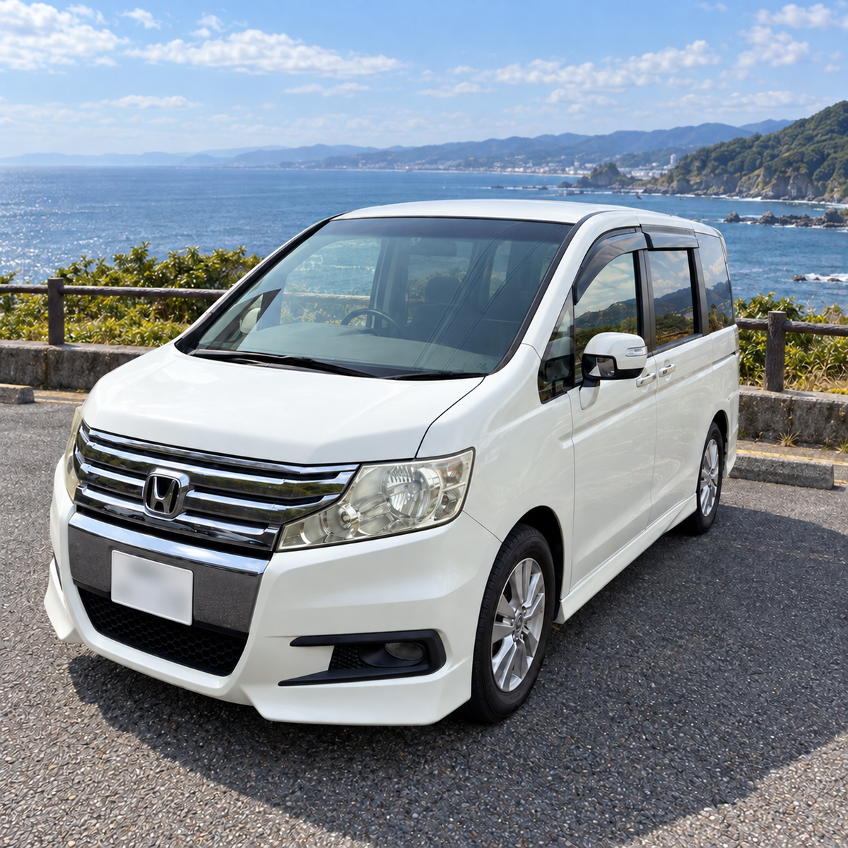 2010年式ステップワゴン スパーダの実験車両。海沿いの背景に加工しナンバーをぼかした正方形の写真。