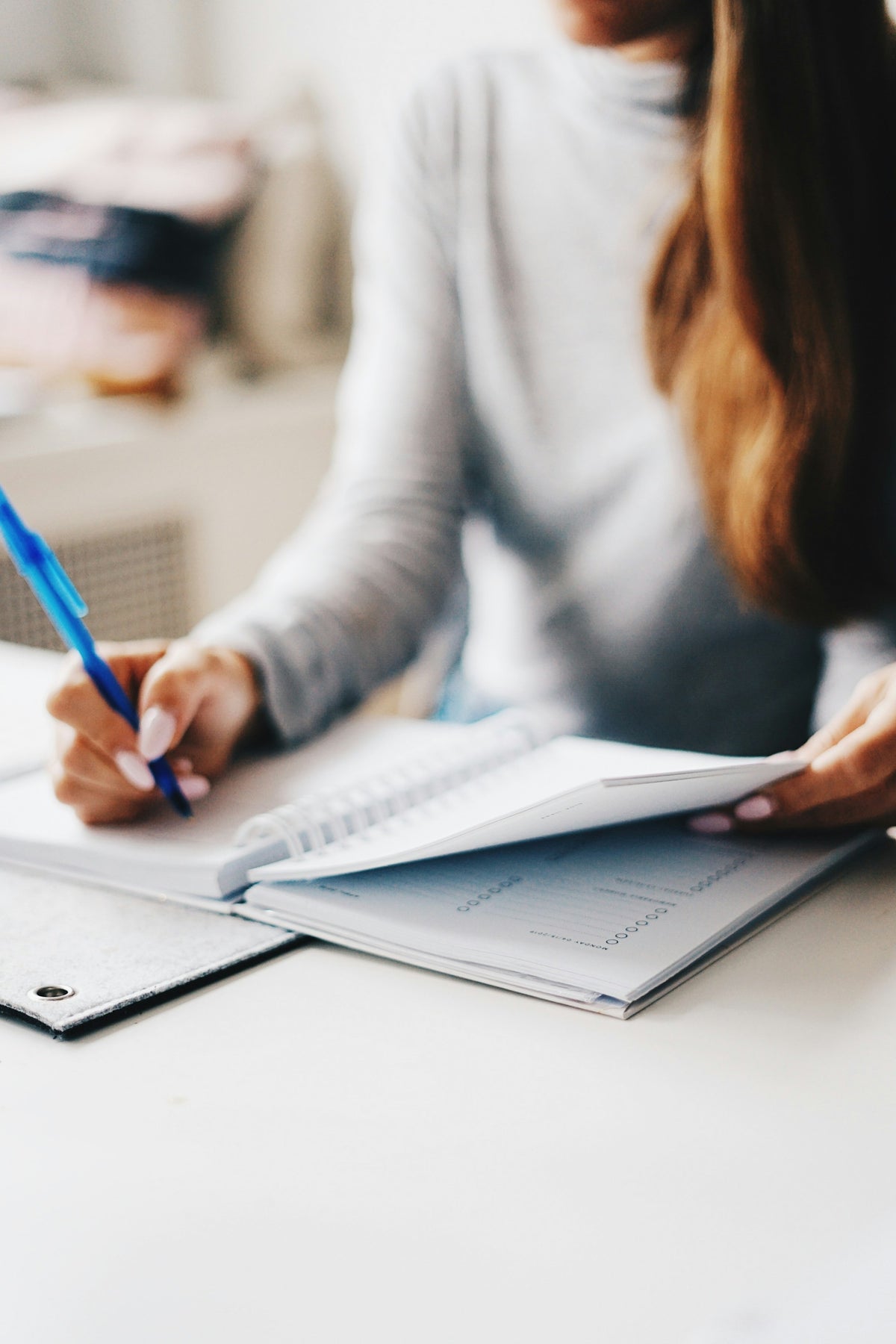 ノートに書きながら自分の考えを整理する人物