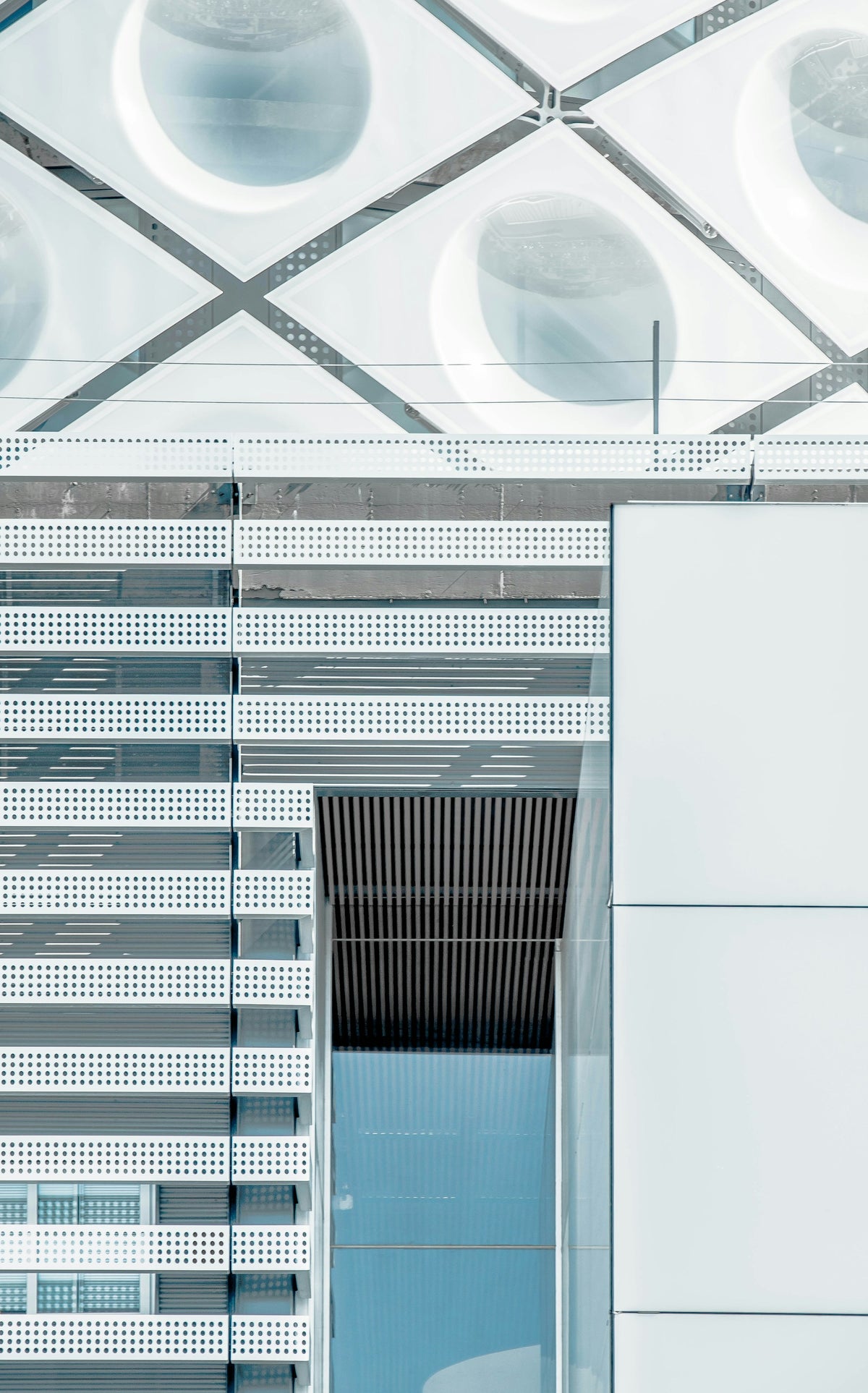 幾何学的な外観を持つ現代的なオフィス建築
