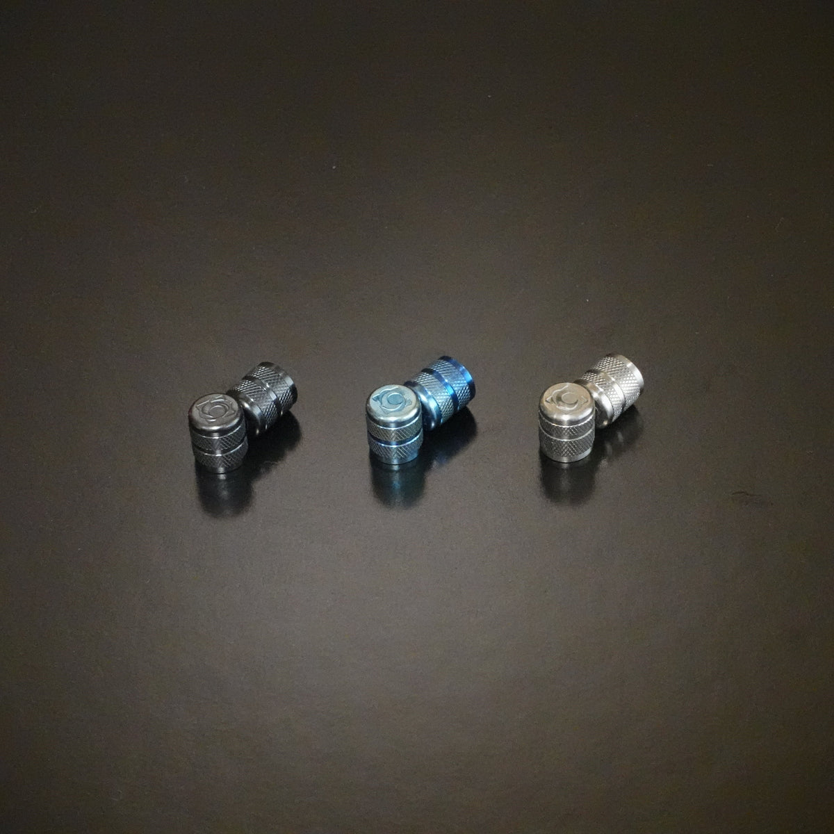 チタンエアバルブキャップの構造と比較方法｜DLCモデルの確認ポイントの記事アイキャッチ画像