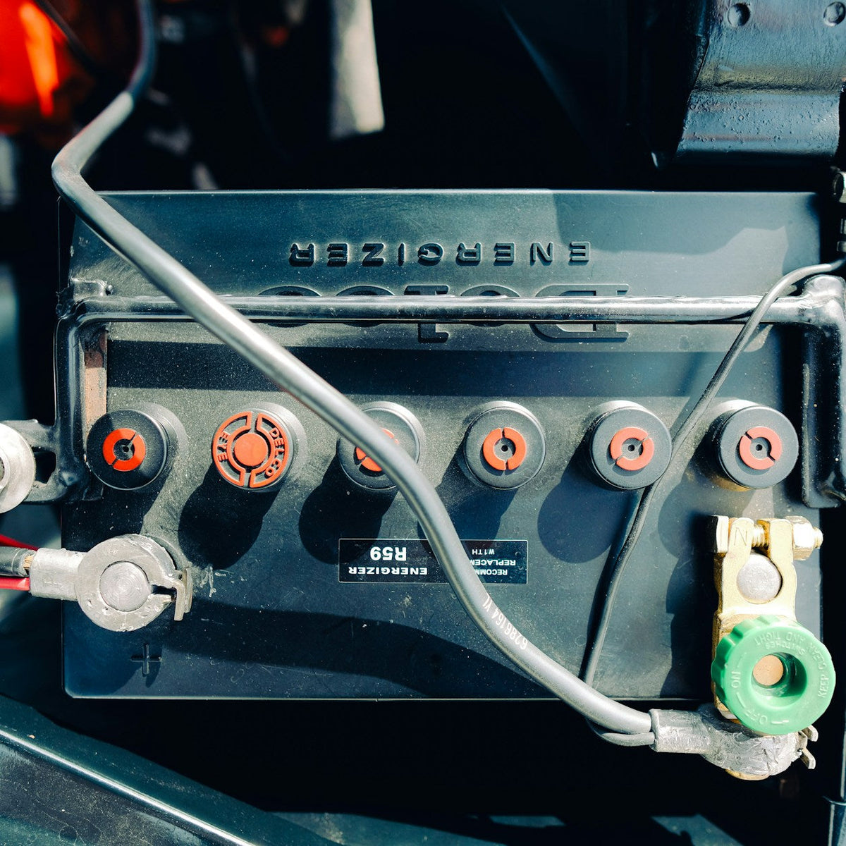 配線がつながれた自動車用バッテリーの写真。撮影：Wesley Tingey / Unsplash