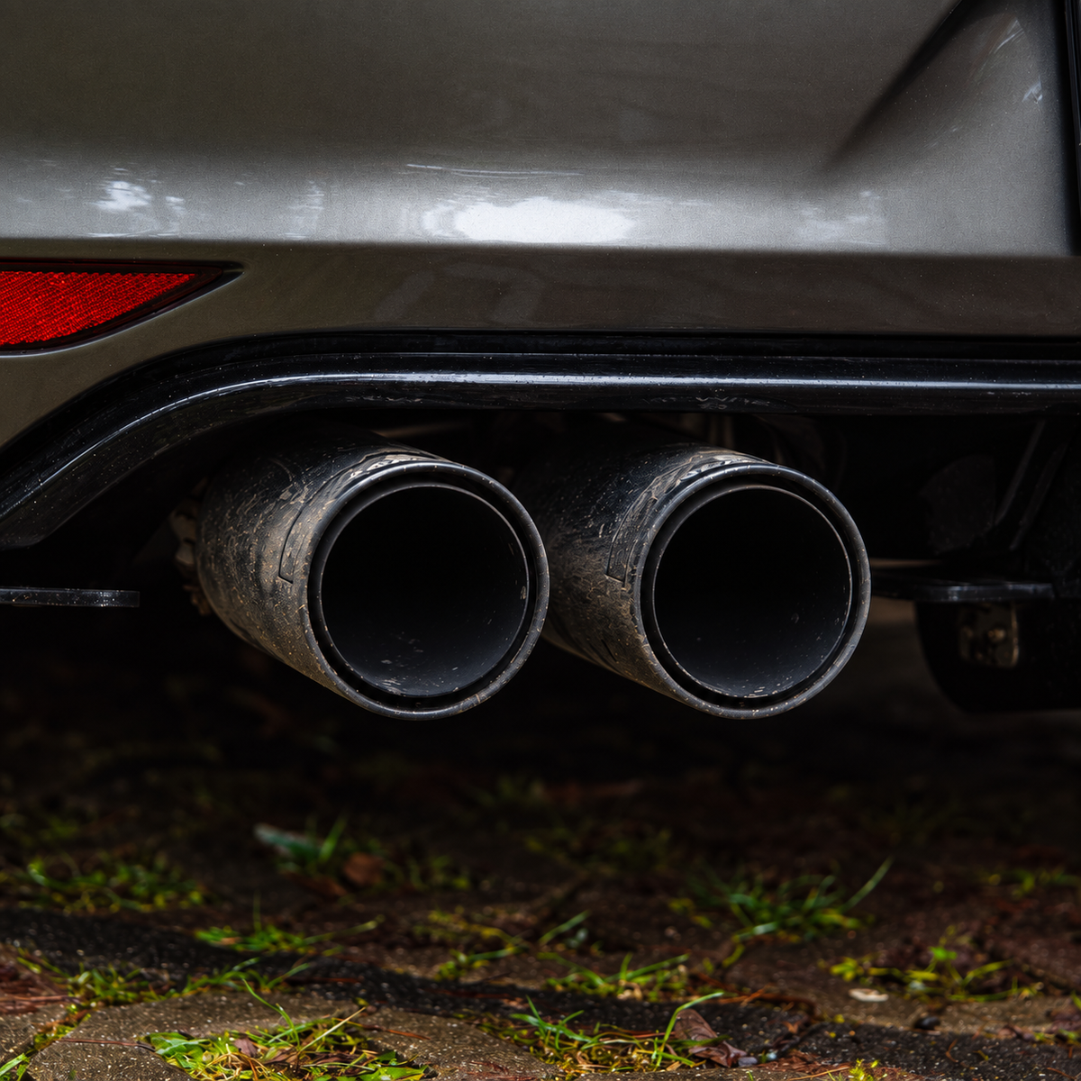 旧車の排ガス検査とHC・COの点検をイメージした排気管