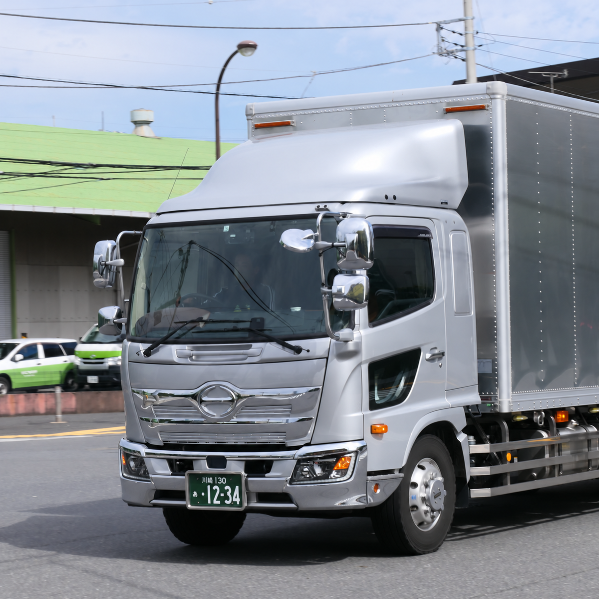 日本の道路を走る日野レンジャー。ナンバーを架空の番号に加工した業務車両のイメージ写真