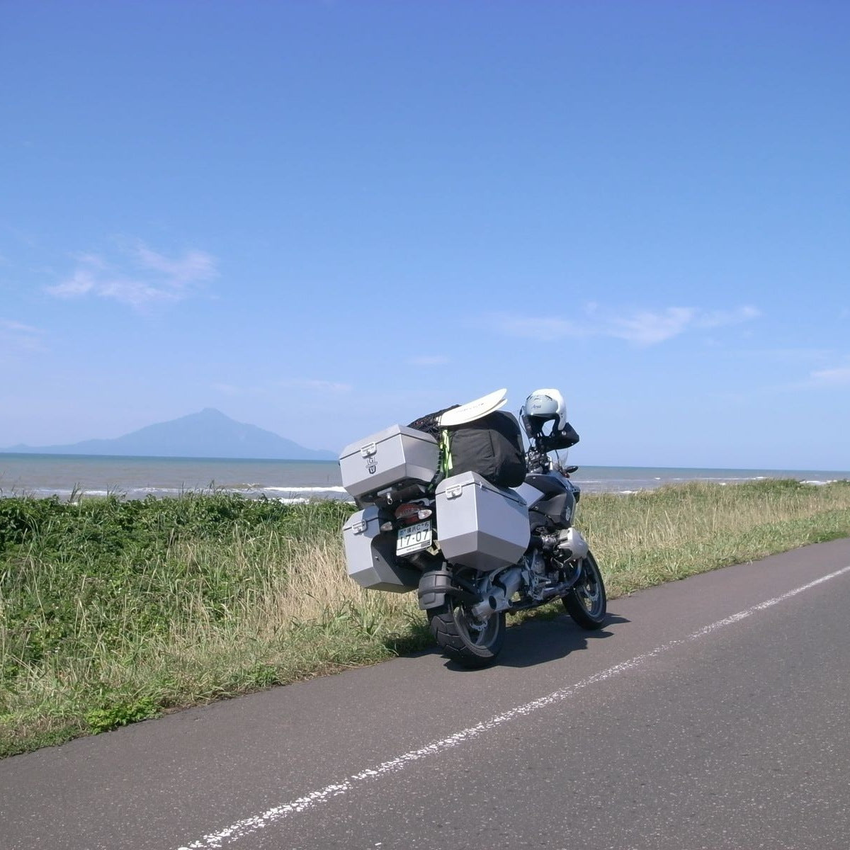 BMW R1200GSにキャンプ道具と折りたたみカヤックを積んだ実際のツーリング写真（1:1にトリミング）