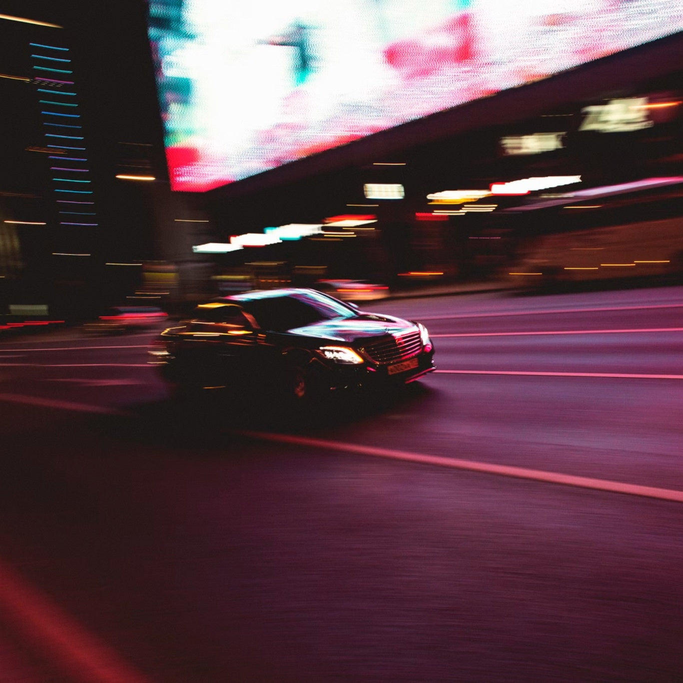 車が速く感じるのはなぜ？加速度・視覚・音・振動から「体感速度」の正体を解説