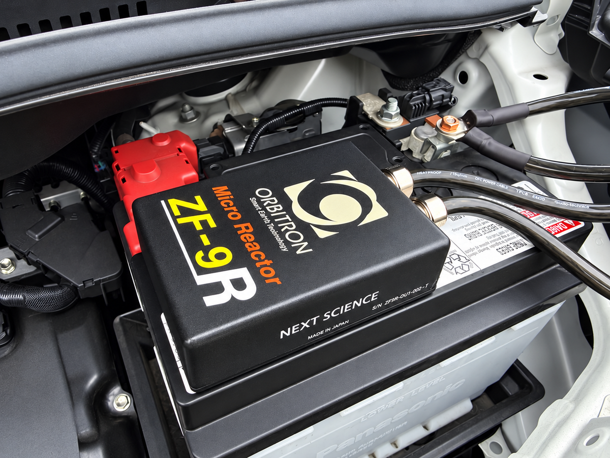自動車のエンジンルーム内のバッテリーに設置したORBITRON マイクロリアクター ZF-9R（ほこり・汚れを補正した装着写真）